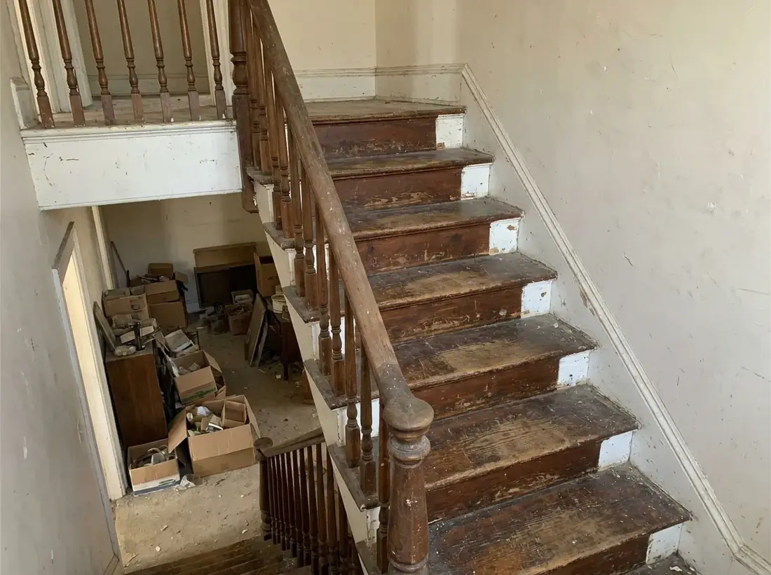 Abgenutzte Holztreppe vor der Renovierung